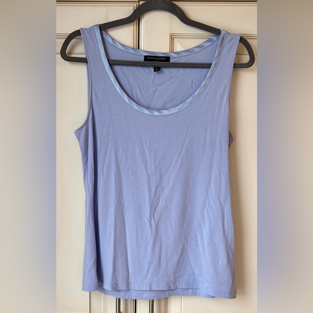 🍓 Banana Republic Lavender tank top. Luxe touch. Large (more M/L)